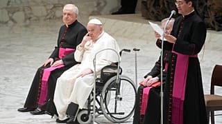 Papst Franziskus bei der Audienz für Mitarbeiter des Kinderkrankenhauses Bambin Gesu. Stehend Monsignore Filippo Ciampanelli. Vatikan, 16. März 2024
