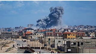 دخان يتصاعد بعد غارة جوية إسرائيلية في وسط قطاع غزة، الجمعة، 15 مارس، 2024.