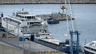 O segundo navio, à esquerda, com ajuda alimentar do grupo World Central Kitchen prepara-se para partir para Gaza no porto de Larnaca