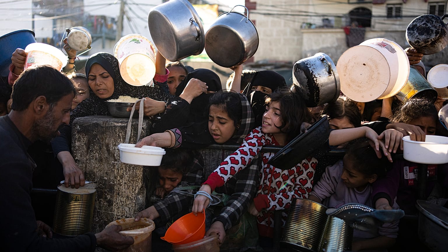 فلسطينيون يتجمعون للحصول على حصتهم من الطعام في رفح 