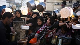 فلسطينيون يتجمعون للحصول على حصتهم من الطعام في رفح
