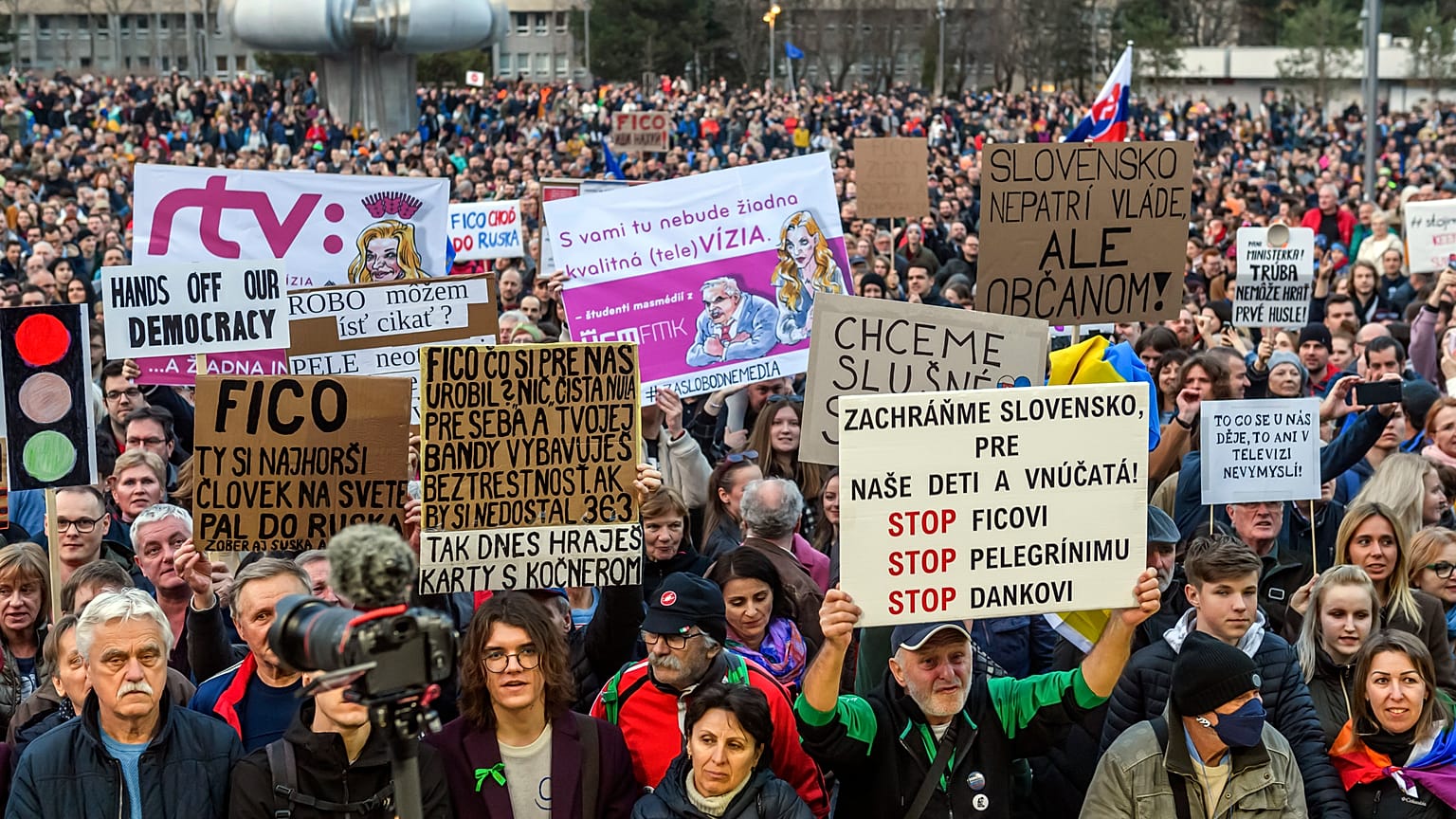 Die Demonstranten werfen der Regierung vor, sie wolle die Medien unter staatliche Kontrolle bringen.