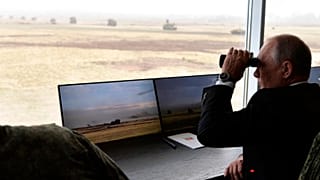 ولادیمیر پوتین در حال نظارت بر رزمایش نظامیان روسیه در سال ۲۰۱۹