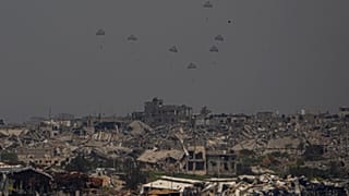 لحظة إسقاط المساعدات على غزة