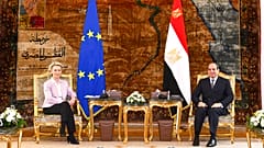 Η Πρόεδρος της Κομισιόν Ούρσουλα φον ντερ Λάιεν με τον Αιγύπτιο πρόεδρο Αλ Σίσι από παλαιότερη συνάντησή τους στο Κάιρο
