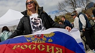 Putyin támogatója egy belgrádi orosz nyelvű iskola előtt 