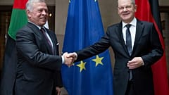 II. Abdallah jordániai király kezet ráz Olaf Scholz-cal 