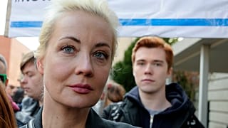 Navalnaja a berlini orosz nagykövetséghez közeli választóhelyiség előtt állt más szavazókkal együtt 