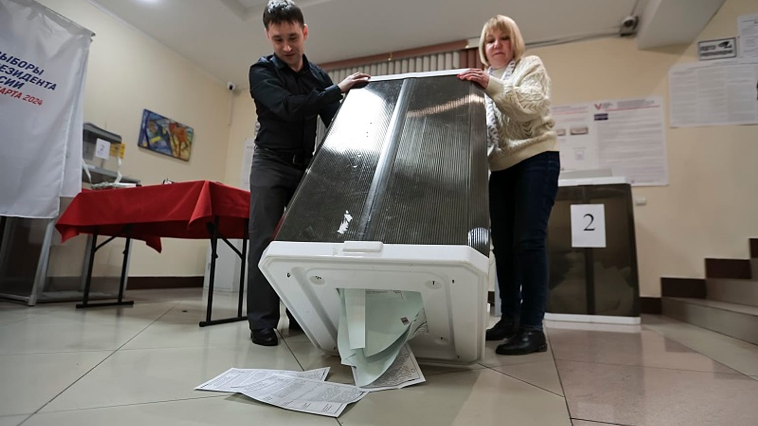 Mitglieder der Wahlkommission bereiten sich auf die Auszählung der Stimmzettel in der Hafenstadt Wladiwostok, 6418 km östlich von Moskau vor. 