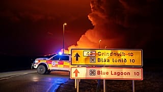 Un vehículo de emergencia está estacionado en una carretera que conduce a actividad volcánica entre Hagafell y Stóri-Skógfell, Islandia, el sábado 16 de marzo de 2024.