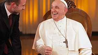 Papa Francesco con Fabio Marchese Ragona, il giornalista vaticanista di Mediaset con cui ha scritto il libro "LIFE. La mia storia nella Storia", in uscita per HarperCollins