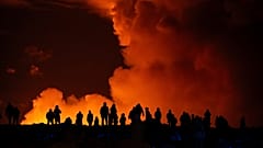 Los espectadores observan las columnas de humo de la actividad volcánica entre Hagafell y Stóri-Skógfell, Islandia, el sábado 16 de marzo de 2024.