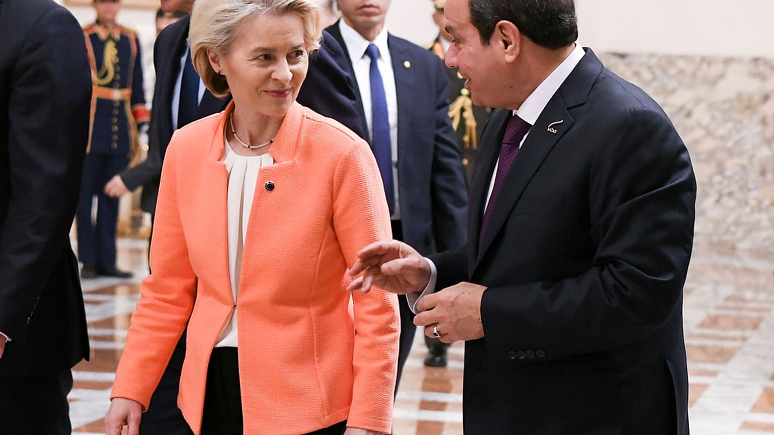 Ursula von der Leyen és Abdel Fatah asz-Szíszi Kairóban