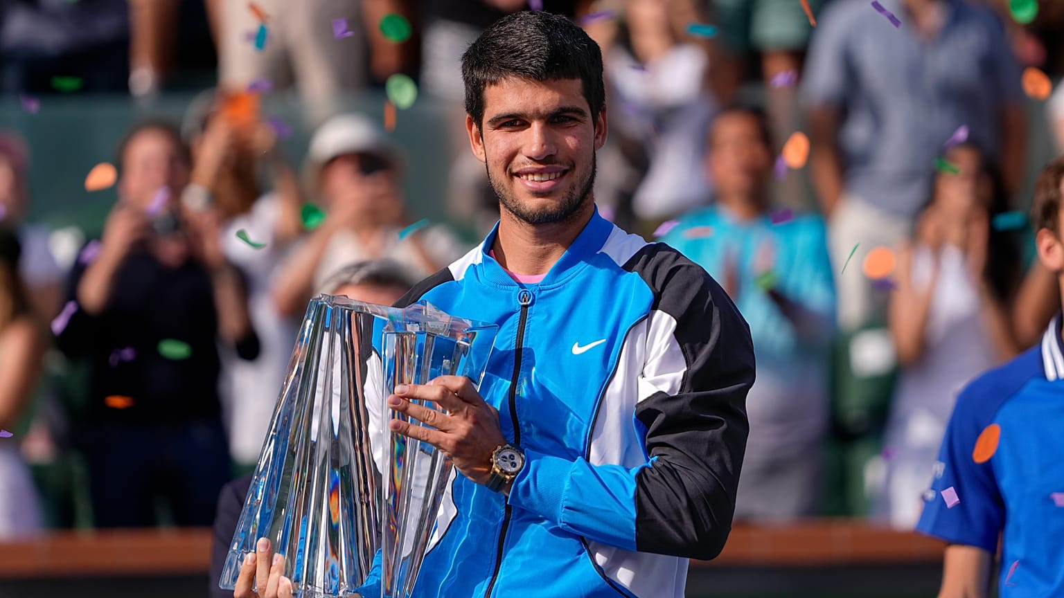Carlos Alcaraz, sostiene el trofeo tras derrotar a Daniil Medvedev en el partido final del torneo de tenis BNP Paribas Open, el 17 de marzo de 2024, en Indian Wells, EE.UU.