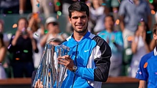 Carlos Alcaraz, sostiene el trofeo tras derrotar a Daniil Medvedev en el partido final del torneo de tenis BNP Paribas Open, el 17 de marzo de 2024, en Indian Wells, EE.UU.
