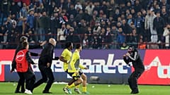 أحد مشجعي طرابزون سبور، على اليمين، يواجه لاعبي  فنار باغجه خلال الاشتباكات