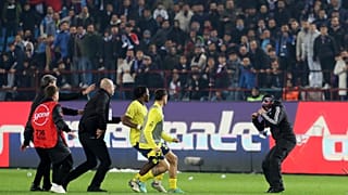أحد مشجعي طرابزون سبور، على اليمين، يواجه لاعبي  فنار باغجه خلال الاشتباكات