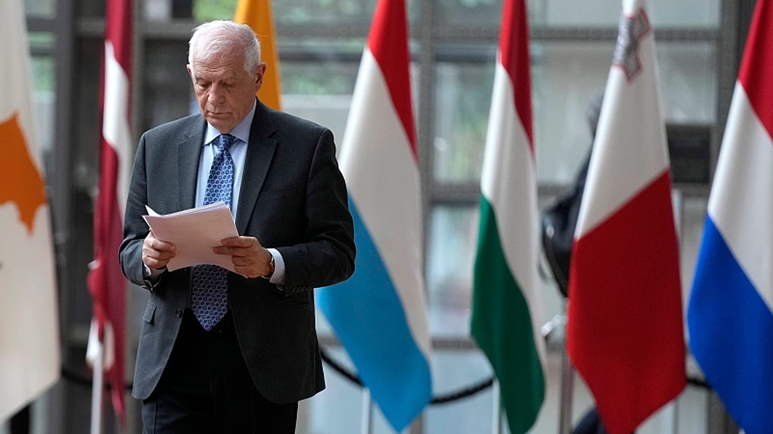 El jefe de política exterior de la Unión Europea, Josep Borrell, llega a la reunión de ministros de Asuntos Exteriores de la UE en el edificio del Consejo Europeo en Bruselas