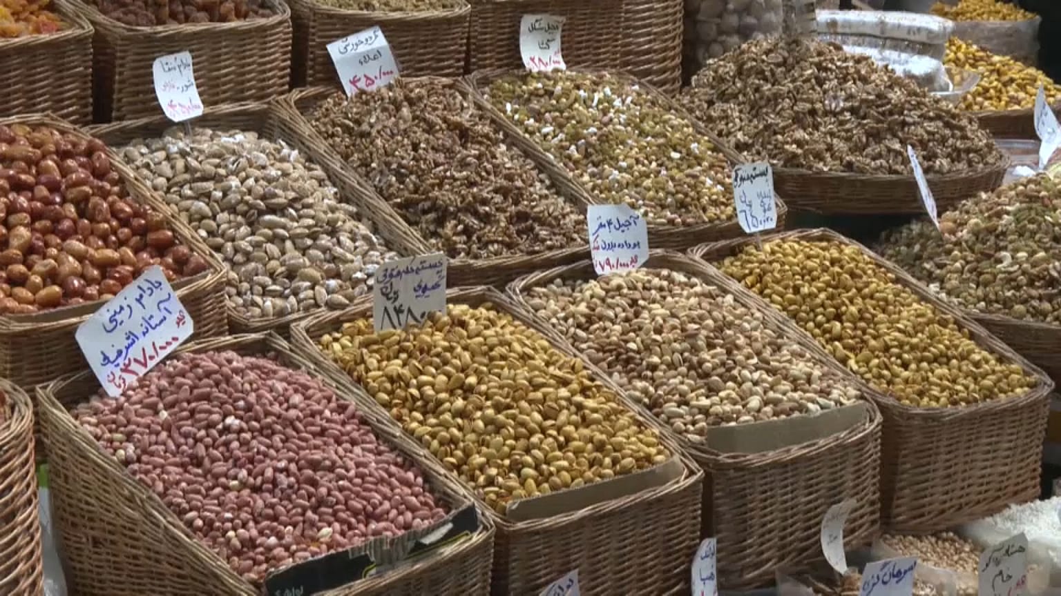 قبل أسابيع من عيد النوروز، يبدأ الإيرانيون في شراء الحلويات والفواكه المجففة والمواد اللازمة لمائدتهم التقليدية للعام الجديد.