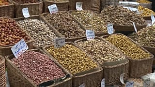 قبل أسابيع من عيد النوروز، يبدأ الإيرانيون في شراء الحلويات والفواكه المجففة والمواد اللازمة لمائدتهم التقليدية للعام الجديد.