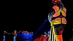 أفراد الإنقاذ في سفينة المساعدات الإنسانية يحضرون المهاجرين الذين تم إنقاذهم