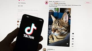 A TikTok logója és nyitólapja