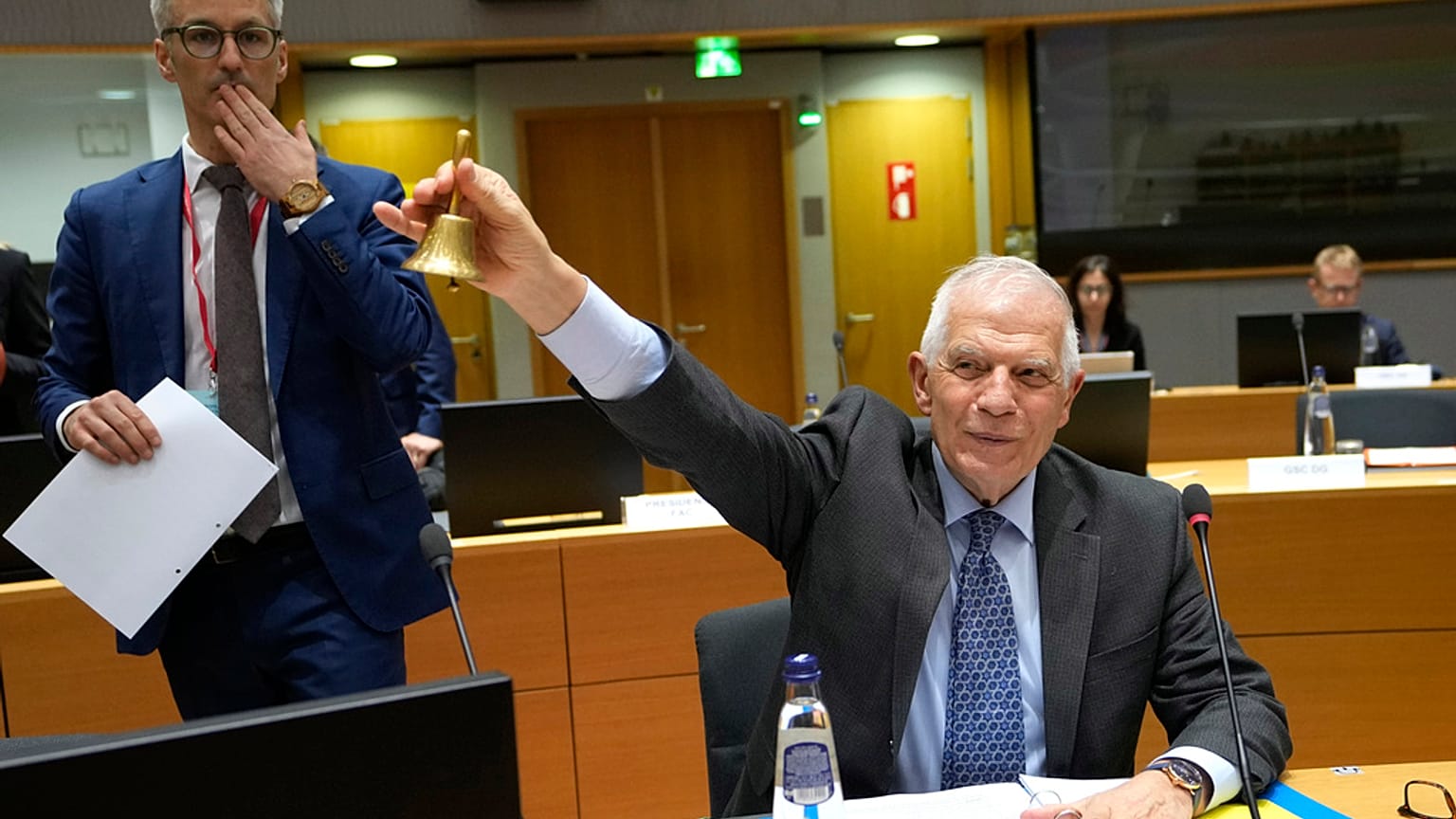 Josep Borrell csengetéssel jelezte a tanácskozás kezdetét Brüsszelben, 2024. március 18-án