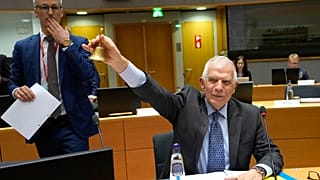 Josep Borrell csengetéssel jelezte a tanácskozás kezdetét Brüsszelben, 2024. március 18-án