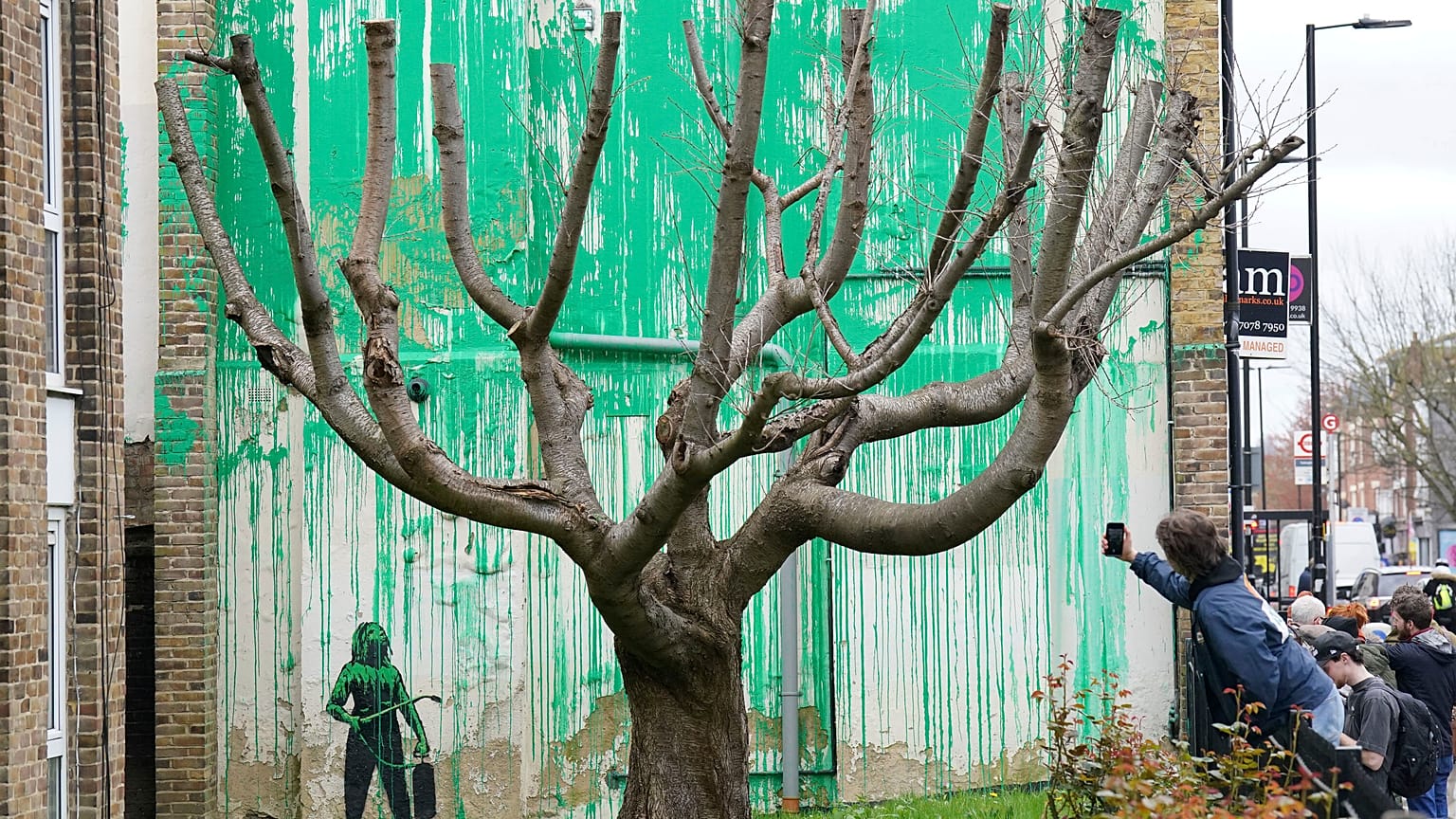 La nouvelle fresque de Banksy est apparue dans le nord de Londres, dans la nuit du dimanche 17 au lundi 18 mars 2024.
