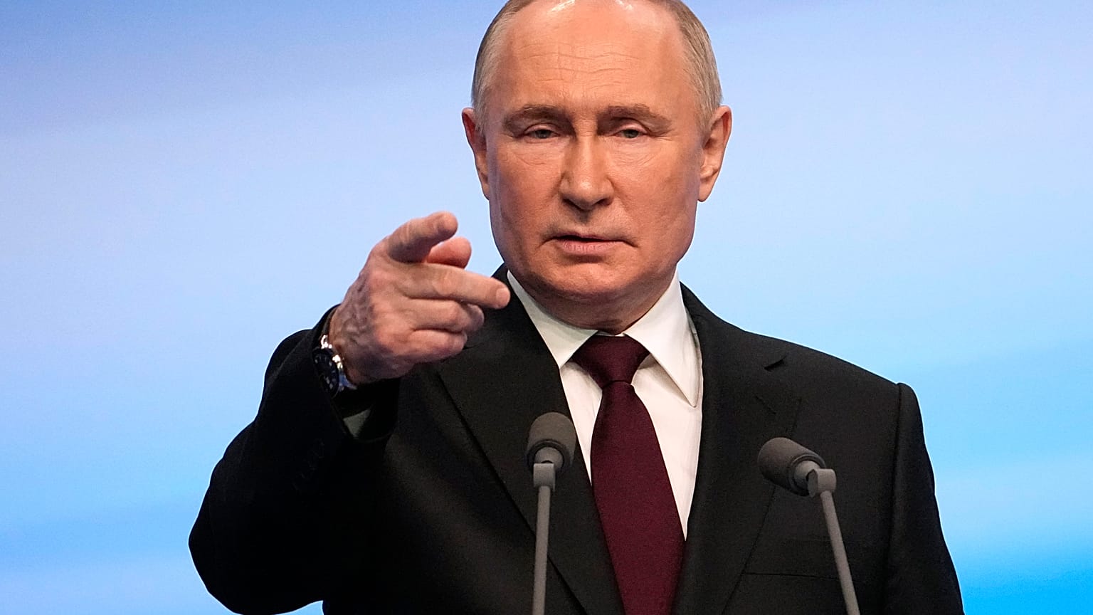 Le Président russe Vladimir Poutine s'exprime lors d'une visite de son quartier général de campagne après l'élection présidentielle à Moscou, le lundi 18 mars 2024.
