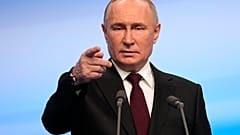 Le Président russe Vladimir Poutine s'exprime lors d'une visite de son quartier général de campagne après l'élection présidentielle à Moscou, le lundi 18 mars 2024.