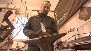 Zoltán Rónaszéki en su taller.