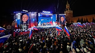Un concert célèbre la victoire à l'élection présidentielle de Vladimir Poutine et le 10e anniversaire de l'annexion de la Crimée, sur la place Rouge à Moscou, le 18 mars 2024.