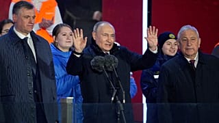 Владимир Путин отпраздновал своё переизбрание и 10-летие аннексии Крыма с депутатами Думы, которые согласились поучаствовать в выборах.