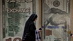 إمرأة مصرية أمام مكتب صرافة في القاهرة