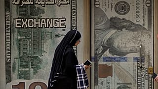 إمرأة مصرية أمام مكتب صرافة في القاهرة