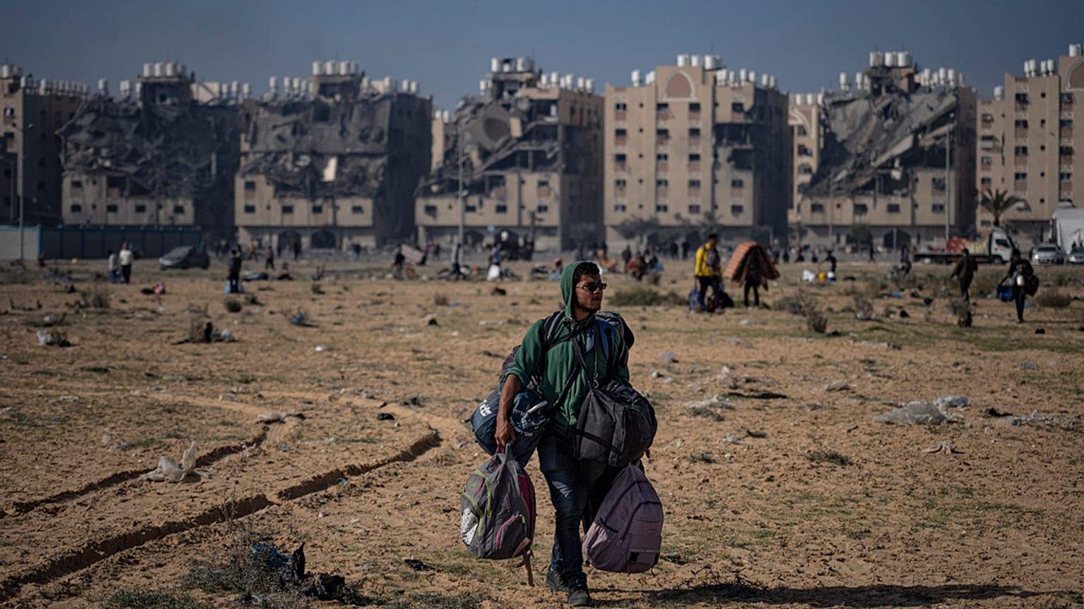الفلسطينيون ينزحون من شرق خان يونس إلى غربه، في قطاع غزة، مع استمرار القصف الإسرائيلي، السبت 2 ديسمبر 2023. 