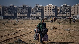 الفلسطينيون ينزحون من شرق خان يونس إلى غربه، في قطاع غزة، مع استمرار القصف الإسرائيلي، السبت 2 ديسمبر 2023. 