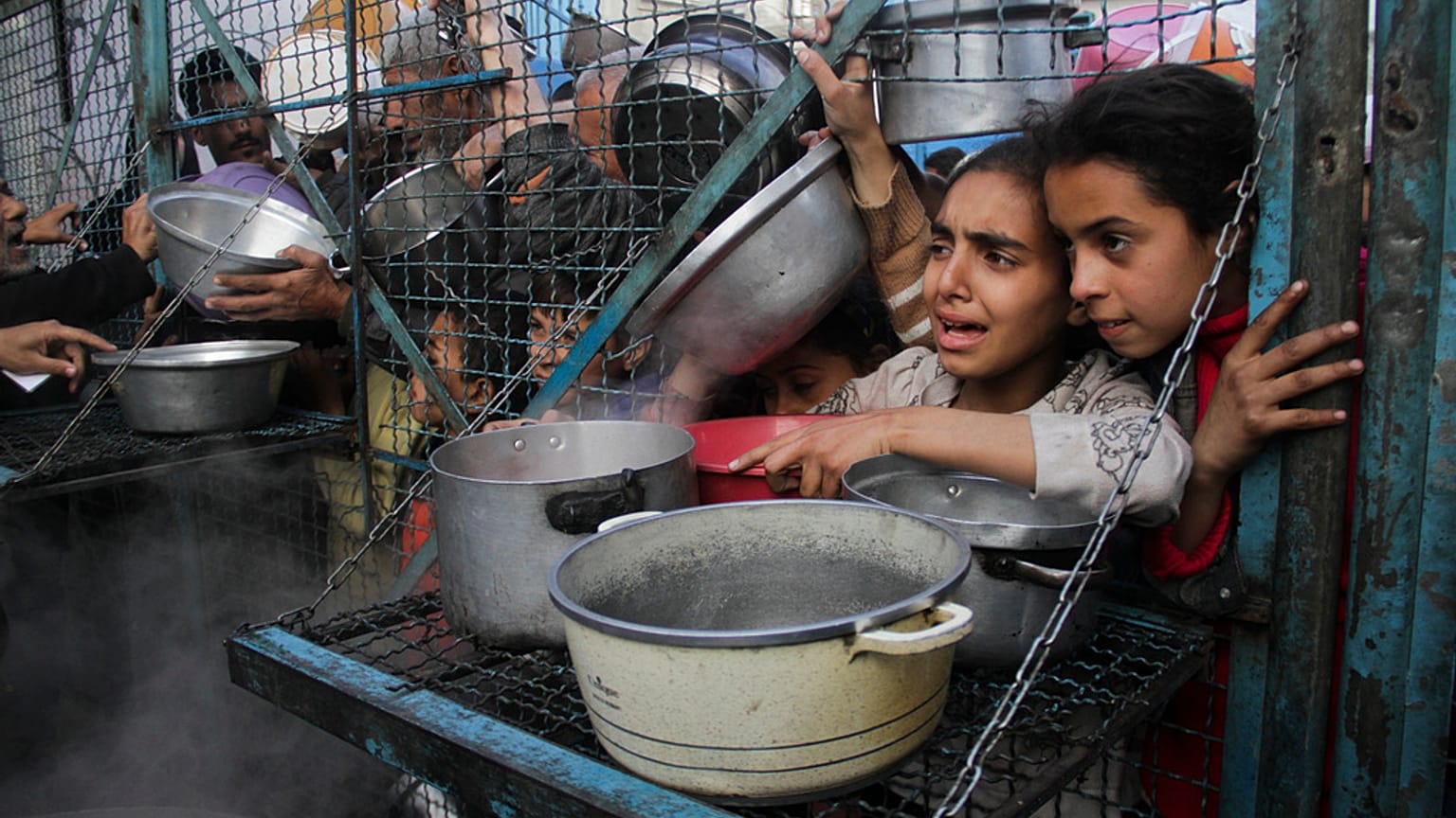 Kinder warten in Jabalia im Gazastreifen auf eine Essensverteilung