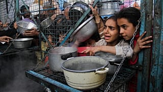 Kinder warten in Jabalia im Gazastreifen auf eine Essensverteilung