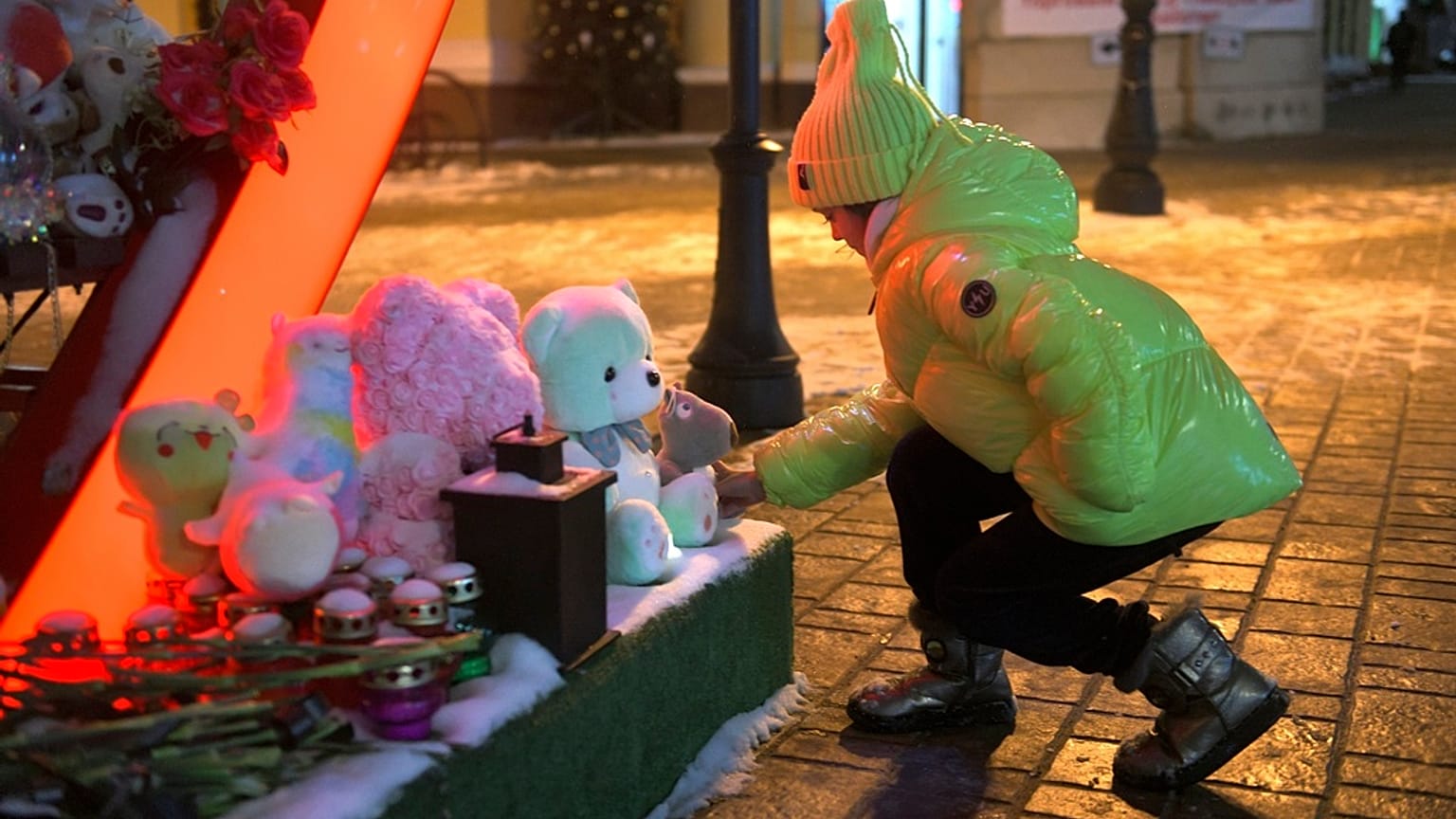 Una bambina lascia un pupazzo in un memoriale a Belgorod, in Russia, per commemorare le vittime di un attacco ucraino che il 30 dicembre ha ucciso 25 persone