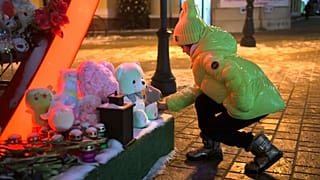 Una bambina lascia un pupazzo in un memoriale a Belgorod, in Russia, per commemorare le vittime di un attacco ucraino che il 30 dicembre ha ucciso 25 persone
