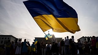Egy tüntető ukrán zászlóval Berlinben 2023. augusztus 24-én, az Ukrajna függetlenségének 32. évfordulója alkalmából tartott demonstráción