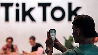 Επισκέπτης βγάζει φωτογραφία στο περίπτερο της TikTok στην έκθεση παιχνιδιών Gamescom στην Κολωνία της Γερμανίας