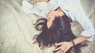 هل يمكن التسليم بفكرة التخلص من أوجاع العضلات والمفاصل التي تنتابنا حين نستيقظ من النوم؟