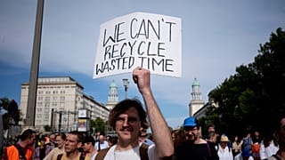 Ein Mann nimmt an einem Klimaprotest in Berlin, Deutschland, teil.