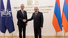 Ο Γενικός Γραμματέας του ΝΑΤΟ, Γενς Στόλτενμπεργκ, με τον πρωθυπουργό της Αρμενίας, Νικόλ Πασινιάν