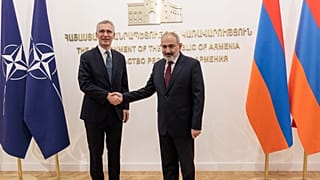 Ο Γενικός Γραμματέας του ΝΑΤΟ, Γενς Στόλτενμπεργκ, με τον πρωθυπουργό της Αρμενίας, Νικόλ Πασινιάν