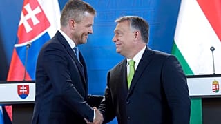 Orbán Viktor magyar miniszterelnök (jobbra) és szlovák kollégája, Peter Pellegrini kezet fog a találkozójukat követő közös sajtótájékoztatón Budapesten, a Parlament épületében