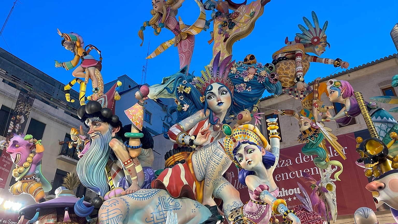 Falla Plaça del Pilar 2024, which denounces gender-based violence and also wars.